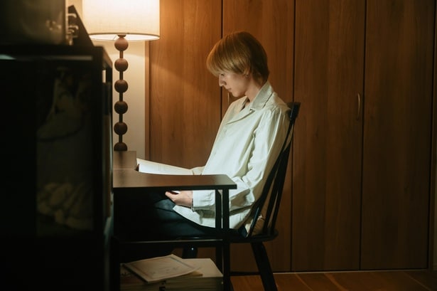 真剣な表情で台本を読む羽山(駒木根葵汰)