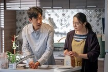 仲間由紀恵“あん”、離婚の話をしてからの北村有起哉“渉”の態度を指摘する＜小さい頃は、神様がいて＞