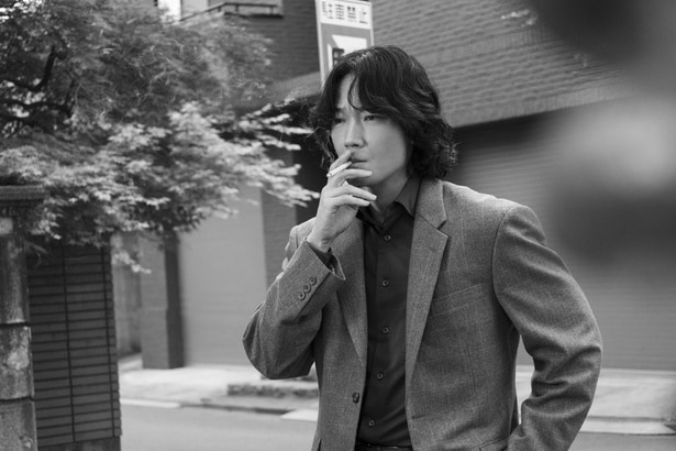 綾野剛、煙草を燻らせ“男の色気”を醸し出す…女性たちとの奇妙な関係性を写した場面写真が公開＜星と月は天の穴＞
