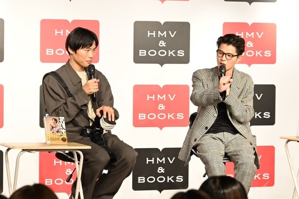 終始和やかな雰囲気で語り合う芝と加賀。