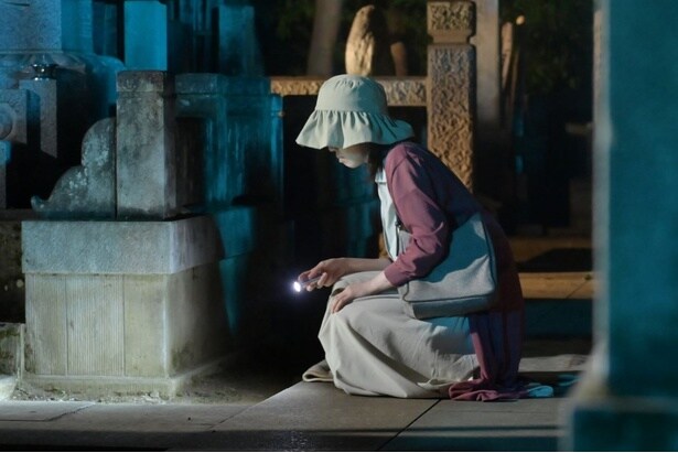 落とした鍵を探す紫宮さおり(小野寺ずる)
