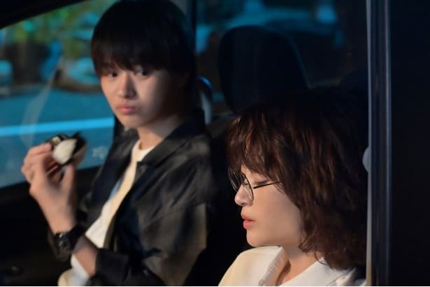 張り込みをする阿久津(大倉)と日向子(奥山)