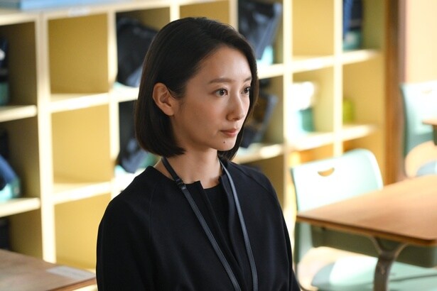 玲香(野呂佳代)は同調圧力にも負けず何かと意見をしてくる薫(波瑠)と対立する