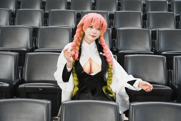 甘露寺蜜璃、胡蝶しのぶはファンから特に熱視線を浴びるコスプレ。「蜜璃ちゃんの“三つ編み”を特にこだわって再現しています」とおさかなさん。全体の雰囲気、声までもアニメのキャラクターに似ている