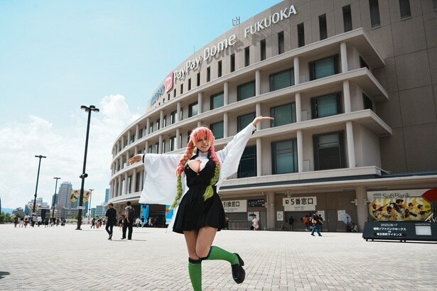 福岡での「acosta!」は「みずほPayPayドーム福岡」の球場内や周辺、高層マンションや博多湾をバックに撮影できるなど多彩なロケーションも魅力となっている