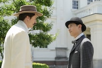 ＜明日のばけばけ＞トミー・バストウ“ヘブン”と吉沢亮“錦織”は松江中学校へ初登校する