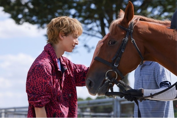 調教師たちが認める騎乗センスを持つ、金髪のジョッキー・佐木(高杉真宙)