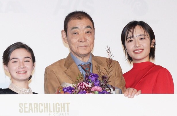 77歳の誕生日を迎えた柄本明(写真中央)