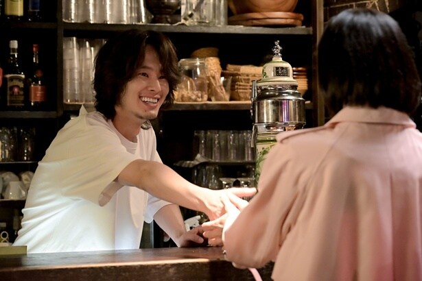 バーの店主として客たちの様子を穏やかに見守る太平(楽駆)