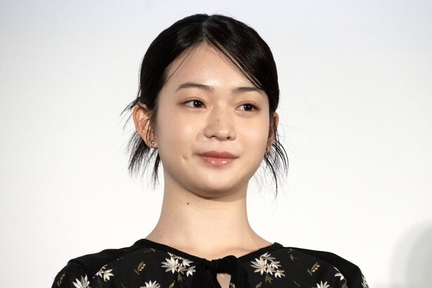 “金髪デモ”を発案した生徒・板緑を演じた白鳥玉季