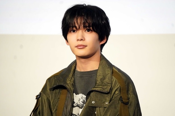 舞台あいさつに登場した長尾謙杜