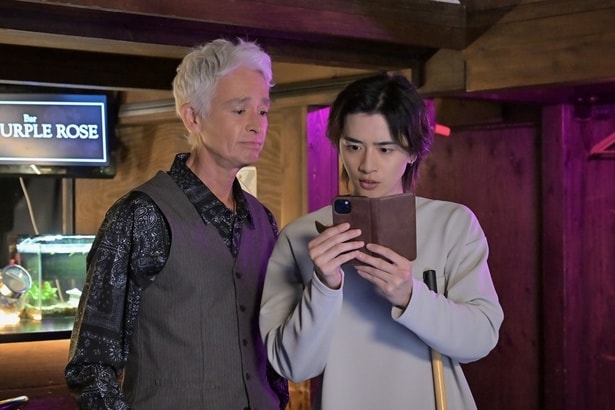 スマホで事の顛末を見守る新(飯島寛騎)とマスター(マーク・パンサー)