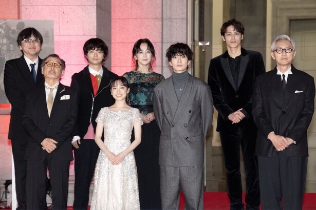 (左より)細田守監督、吉田鋼太郎、染谷将太、芦田愛菜、斉藤由貴、岡田将生、宮野真守、松重豊
