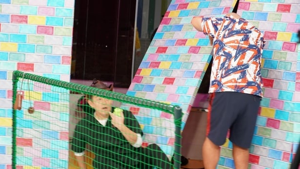 エキサイトしすぎてセットを破壊するハンバーグ師匠…