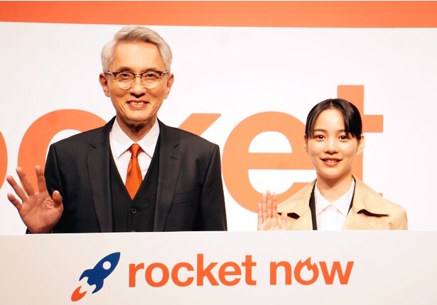 発表会に登場した松重豊、のん(写真左から)