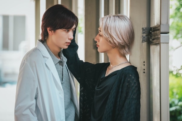 NAOYA“湊”、指を胸に這わせて首筋にキスし冨田侑暉“静真”を誘惑…「心臓が破壊」と視聴者ドキドキ<セラピーゲーム>