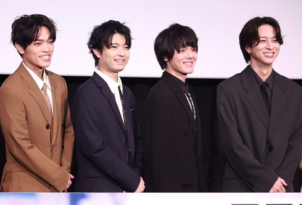 (左から)笑顔の原嘉孝、高田翔、室龍太、寺西拓人
