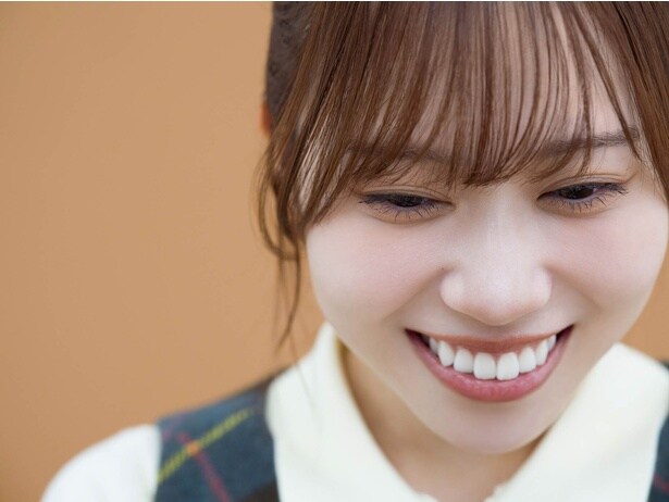 【写真を見る】愛くるしい笑顔が印象的な伊達さゆり