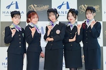 Roselia、キャビンアテンダント風特別衣装を初披露　アジアツアーで「Roseliaの音楽を世界中に届けたい」