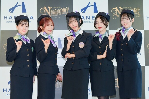 Roselia、キャビンアテンダント風特別衣装を初披露　アジアツアーで「Roseliaの音楽を世界中に届けたい」