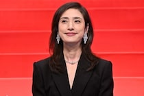 天海祐希&田中哲司、戸次重幸のクランクアップを祝福する仲良しオフショットに「みんな尊い」の声＜緊急取調室＞