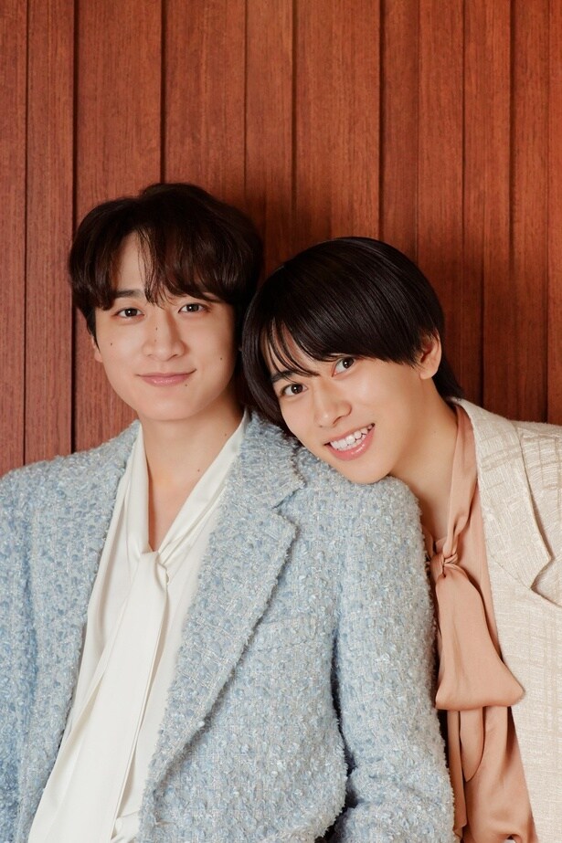 先輩にくっついて嬉しそう