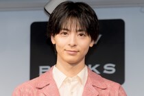 高杉真宙、まさに“人馬一体”なさわやか笑顔のオフショットに「素敵な写真」の声＜ザ・ロイヤルファミリー＞