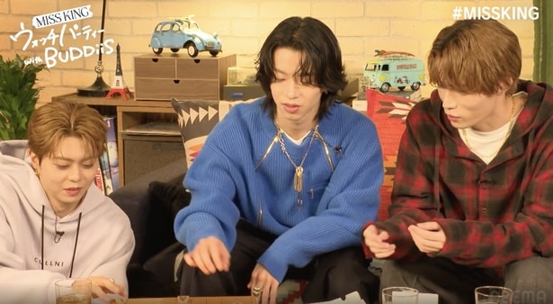 【写真】岡本聖哉、大槻拓也に駒の指し方を教える森愁斗 