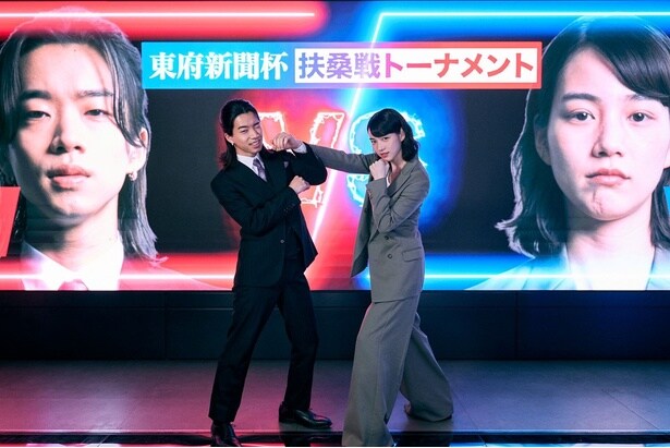 ゲーム会場のように現代的な、龍也(森愁斗)と飛鳥(のん)の対局場