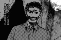 【ホラー漫画】不気味に笑う先生が映った心霊写真。子供たちがその写真を見た日の夜…／禍話(16)