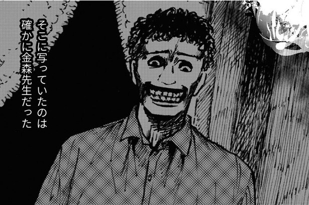 【ホラー漫画】不気味に笑う先生が映った心霊写真。子供たちがその写真を見た日の夜…／禍話(16)