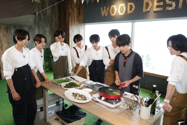 (左から)橋本将生、松島聡、寺西拓人、猪俣周杜、原嘉孝、篠塚大輝、佐藤勝利、菊池風磨