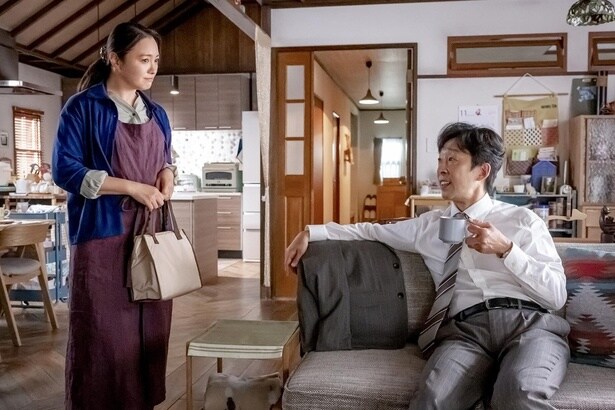 仲間由紀恵“あん”、同窓会に行けばいいと軽く言う北村有起哉“渉”をにらみ付ける＜小さい頃は、神様がいて＞