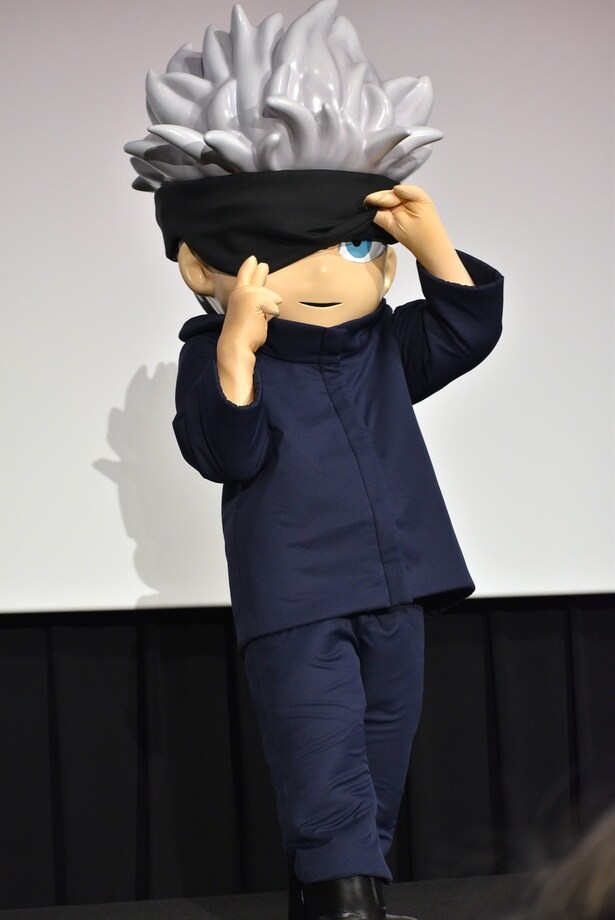 六眼を見せるサービス精神旺盛なマスコット五条