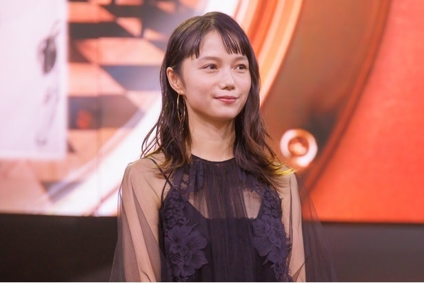 宮崎あおい、窓の外へ“グッドサイン”のオフショットに「ドライブ連れて行って」の声<ちょっとだけエスパー>