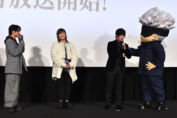 【写真】五条悟(着ぐるみ)が、遊佐浩二の肩をさする一面も