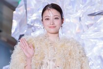 橋本環奈、華やかなドレスで表参道ヒルズに降臨「よくここら辺を歩いています」