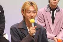 駒木根葵汰、“主演級の存在感”をただよわせるハチとのオフショットに「ふたりとも可愛い」の声＜２５時、赤坂で Season２＞