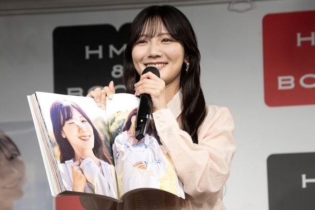 お気に入りのカットを見せる河田陽菜