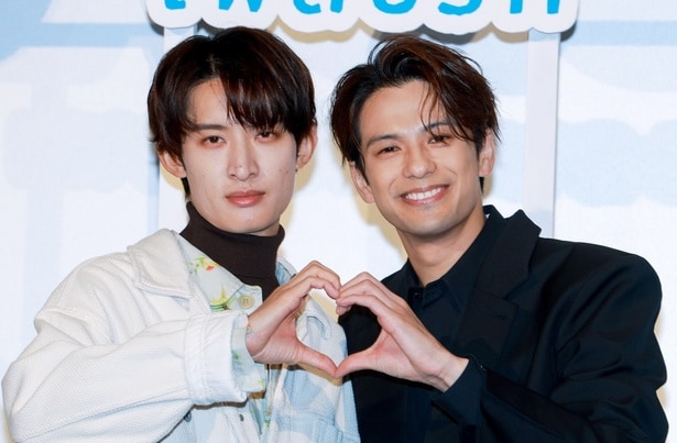 映画「（LOVE SONG）」大ヒット御礼舞台あいさつに登壇した向井康二(写真左)と森崎ウィン