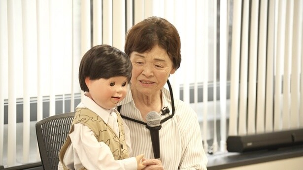 腹話術で被爆体験を語る小谷孝子さん。人形は原爆で亡くなった小さな弟でもある
