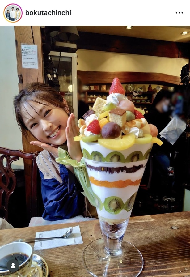 大きなパフェから、渋谷凪咲が笑顔で登場