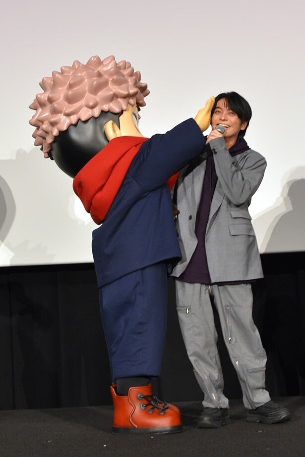 【写真】マスコット虎杖に可愛がられる榎木淳弥