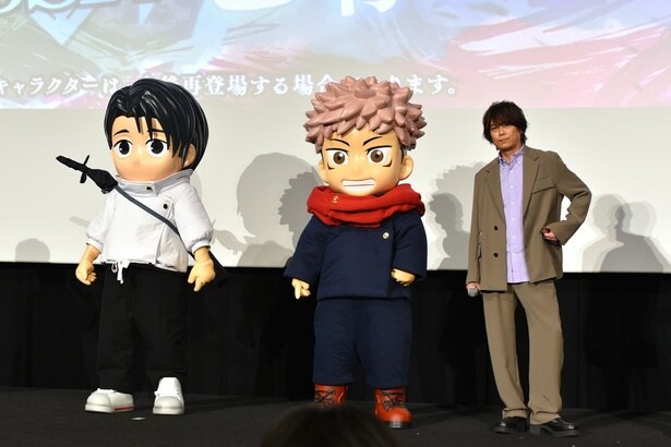 虎杖＆乙骨のマスコットとともにポーズを決める浪川大輔　撮影＝坂戸希和美