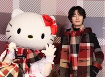 塩野瑛久、ハローキティとペアコーデで登場　クリスマスは「夜景がきれいなところを撮りに行きたい」