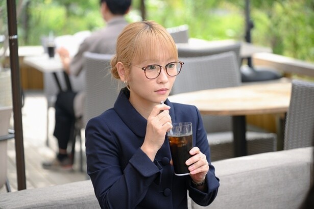 いろは(池村碧彩)を送り届けるため、珍しくスーツ姿の茉海恵(川栄李奈)