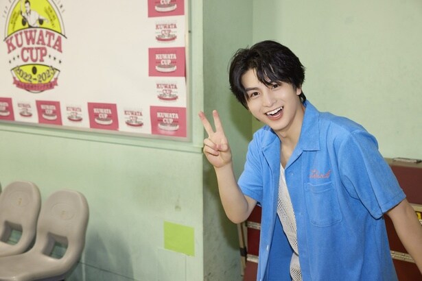 普通にピースする柏木悠