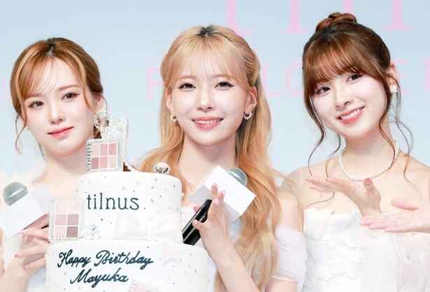 「tilnus」新商品・新CM発表会でバースデーサプライズを受けたNiziUのMAYUKA(写真中央)
