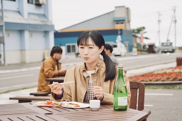 北海道の地酒や海鮮を満喫するワカコ(武田梨奈)