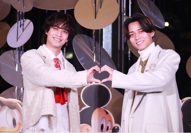 King & Prince、まるで“冬の王子様”な衣装で丸の内にサプライズ登場　永瀬廉＆高橋海人のクリスマスの過ごし方も
